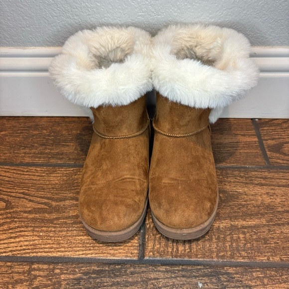 Excellent Fuzzy Winter Boots - Picture 1 of 3